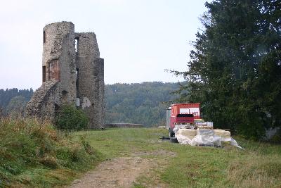 Schweres Gert und Baumaterial auf dem Burginnenhof!