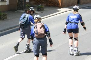 Polizistinnen auf dem Weg nach Rommersheim