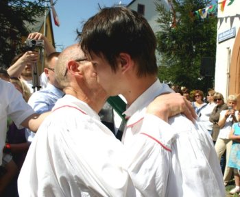 Rainer und Sven beim Bruderkuss