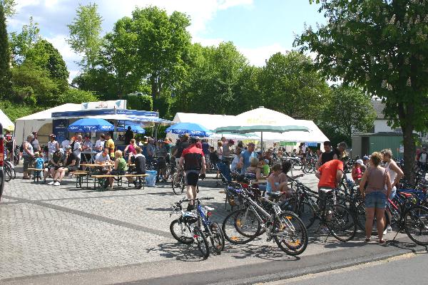 Auf dem Festplatz ist eine Menge los