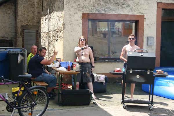 Pool- und Grillparty am Straenrand