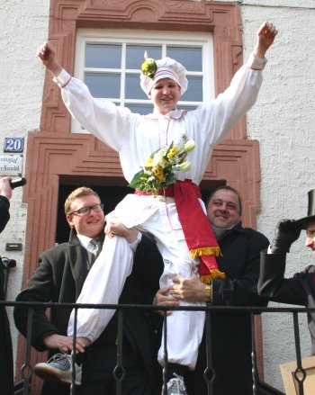 Der Sieger der Schnecker Eierlage 2013, Markus Alff, er lebe hoch!